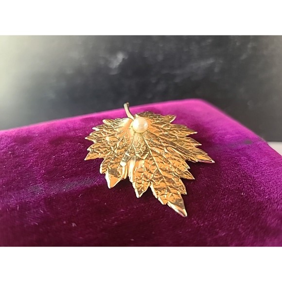 Vintage NAPIER Signed MAPLE LEAF PIN Gold Tone Brooch w/ Faux Pearl - Picture 3 of 10